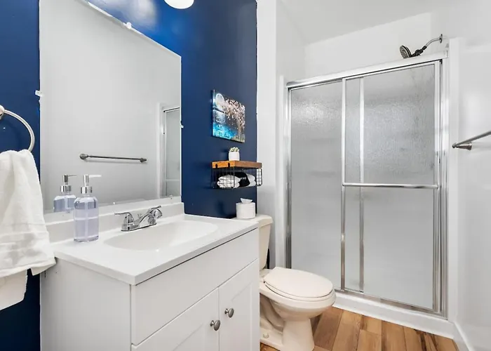 Apartment Cozy King With Parking, Workspace, And In Location