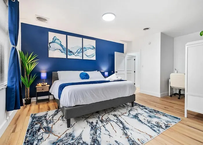 Cozy King With Parking, Workspace, And In Location Apartment *