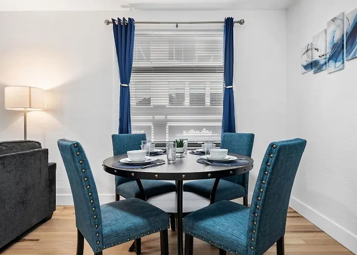 Cozy King With Parking, Workspace, And In Location *