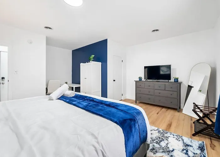 Cozy King With Parking, Workspace, And In Location *