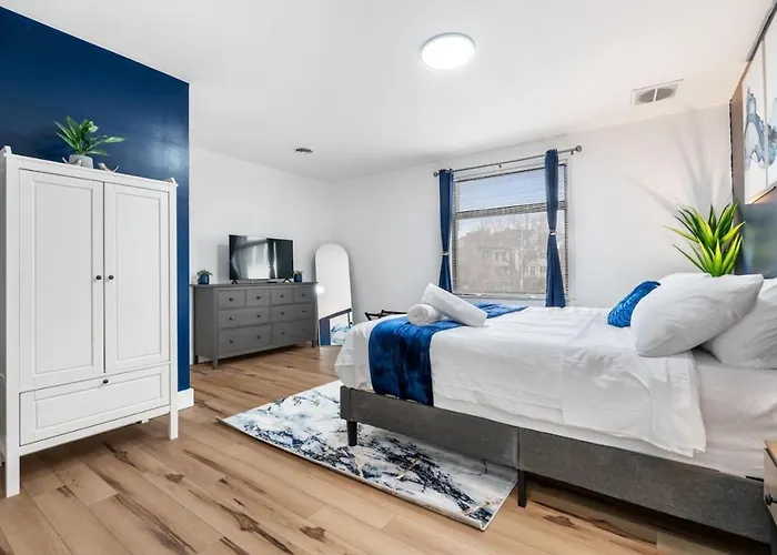 Cozy King With Parking, Workspace, And In Location Apartment