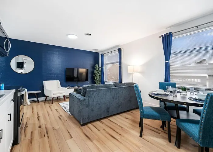 Cozy King With Parking, Workspace, And In Location Apartment