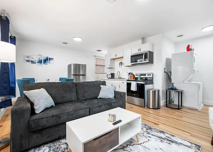 Cozy King With Parking, Workspace, And In Location Pittsburgh