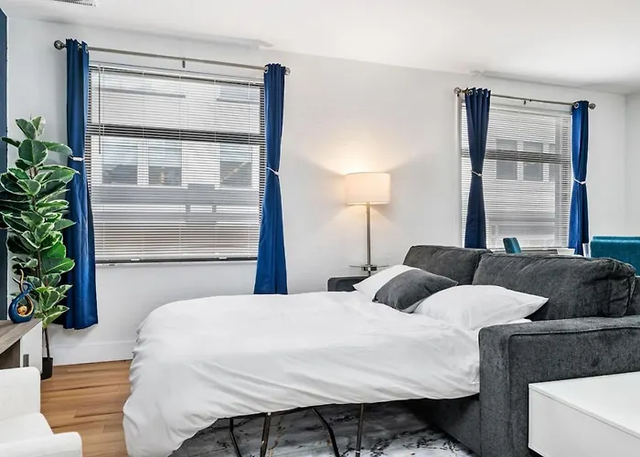 Cozy King With Parking, Workspace, And In Location Apartment