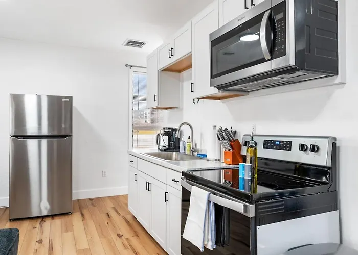 Cozy King With Parking, Workspace, And In Location Apartment Pittsburgh