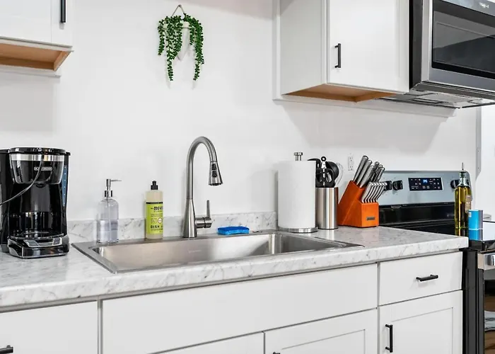 Cozy King With Parking, Workspace, And In Location Apartment Pittsburgh