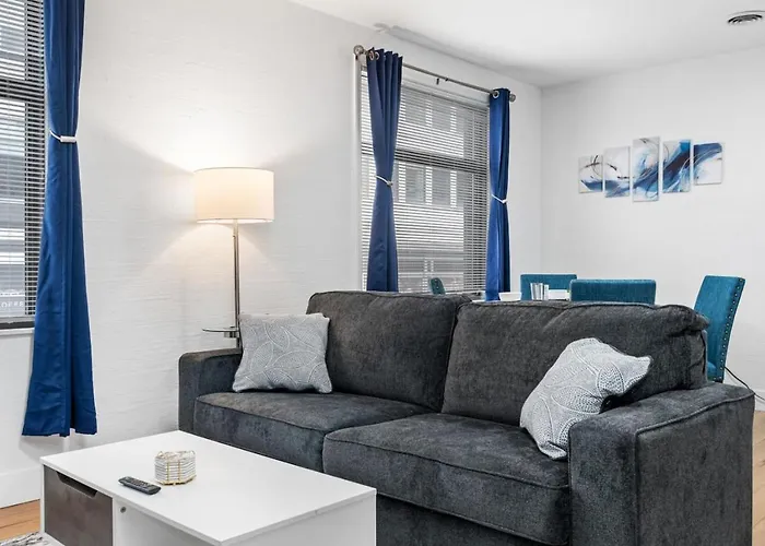 Cozy King With Parking, Workspace, And In Location Apartment