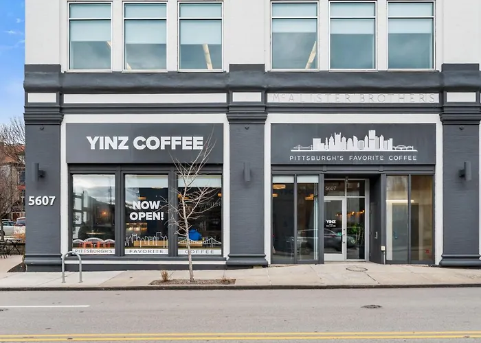 Cozy King With Parking, Workspace, And In Location Apartment *