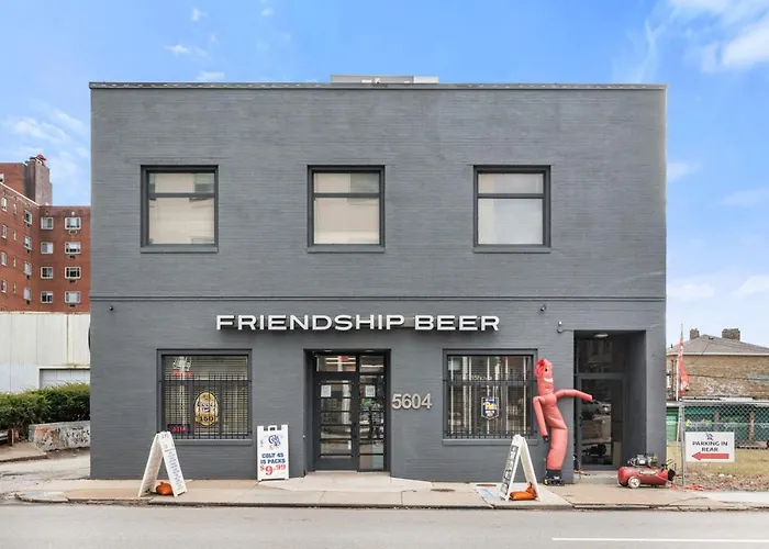 Cozy King With Parking, Workspace, And In Location Apartment *