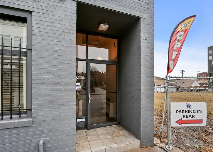 Cozy King With Parking, Workspace, And In Location Apartment